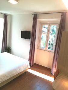 una camera con letto e finestra di Hotel Quarcino a Como