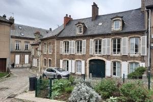 a house with a car parked in front of it at Idéal vieille Ville de Boulogne La Boulonnaise ! in Boulogne-sur-Mer