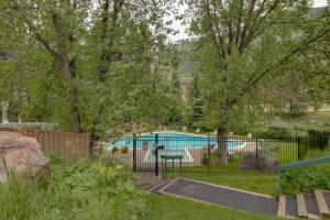La alberca dentro o cerca de Beautiful East Vail 3 Bedroom Condo w/Hot Tub On shuttle Route.