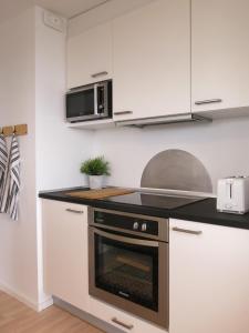 een keuken met een fornuis en een magnetron bij ApartmentInCopenhagen Apartment 427 in Kopenhagen