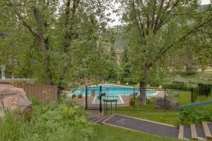 Ein schwarzer Zaun mit Pool im Hof. in der Unterkunft Timber Falls 3/2 condo in E Vail 4480 Timber Falls Ct, #1504, Vail, CO 81657 in Vail