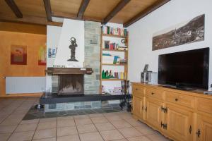 TV a/nebo společenská místnost v ubytování Chalet Falki