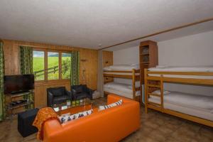 sala de estar con 2 literas y sofá en Chalet Falki, en Adelboden