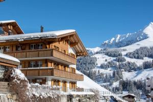 eine Skihütte im Schnee auf einem Berg in der Unterkunft Ferienwohnung Schützenrain in Adelboden