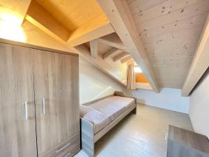 a room with a bed and a wooden ceiling at Residence Treporti - Carraro Immobiliare - Family Apartments in Cavallino-Treporti