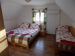 Ένα ή περισσότερα κρεβάτια σε δωμάτιο στο Katica Vendégház