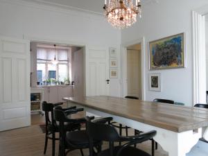 コペンハーゲンにあるApartmentInCopenhagen Apartment 933のダイニングルーム(大きな木製テーブル、椅子付)