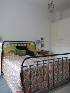 コペンハーゲンにあるApartmentInCopenhagen Apartment 933のベッドルーム1室(カラフルな毛布付きのベッド1台付)