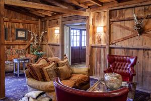 ein Wohnzimmer mit Ledermöbeln und Holzwänden in der Unterkunft The Inn at Leola Village, a Historic Hotel of America in Lancaster