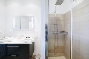 a bathroom with a sink and a shower at Résidence Les Terrasses de Rondinara in Bonifacio
