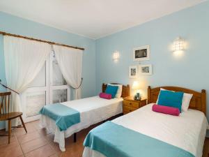 um quarto com 2 camas e uma janela em Villa Luz Bay w Private Pool na Praia da Luz