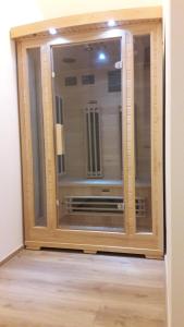 duże szklane okno w pokoju z drewnianą podłogą w obiekcie PENTHOUSE Griemann 1 mit Infrarotkabine und eigener Dachterrasse für max 4 Personen w mieście Illmitz +20 zdjęć
