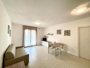 a living room with a table and a couch at Residence Treporti - Carraro Immobiliare - Family Apartments in Cavallino-Treporti