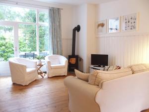 TV a/nebo společenská místnost v ubytování Vakantiehuis de Kanoet