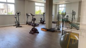 Fitness centrum a/nebo fitness zařízení v ubytování Apartamento térreo 100 mts da praia VOG