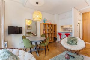 salon ze stołem i krzesłami w obiekcie Apartamento Barquillo Duplex en Madrid w Madrycie