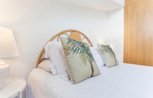 Łóżko lub łóżka w pokoju w obiekcie Apartamento Barquillo Duplex en Madrid