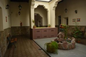 una sala de estar con una gran habitación con barra en Hotel de la Linda en Salta