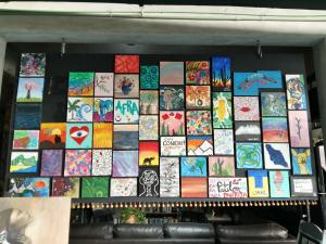 uma parede com muitos tipos diferentes de arte sobre ele em Casa Conicarit em Puerto Escondido
