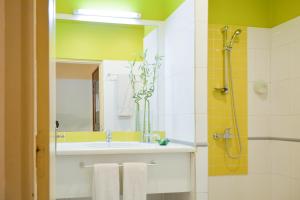 a bathroom with a sink and a shower at Ganalé Hôtel in Dakar