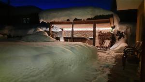 una habitación cubierta de nieve por la noche en Hochjochstöbli B&B Alpine Easy Stay, en Schruns