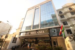 een gebouw met een bord dat hotel britannia leest bij Hotel Britania Crystal Collection in Lima
