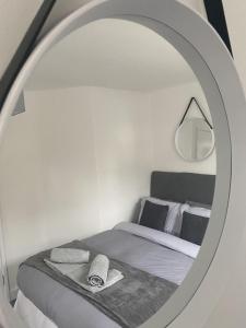 um quarto com uma cama e um espelho em Doncaster Furnished House For Short Lets em Mexborough