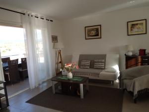 - un salon avec un canapé et une table dans l'établissement Lecci St Cyprien Don Andria, à Porto-Vecchio