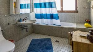 Koupelna v ubytování El Cantun - 7 Zimmer Einfamilienhaus mit 200m2 + 30 fotografií