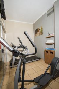 a gym with two exercise bikes in a room at Hotel Mateos 1215 in León