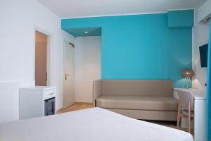 um quarto com uma cama e um sofá em Lu' Hotel Maladroxia em SantʼAntìoco
