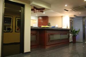 Kuchyň nebo kuchyňský kout v ubytování Carol Hotel