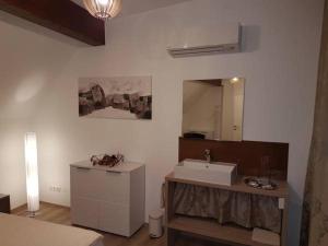 łazienka z umywalką i lustrem w obiekcie PENTHOUSE Griemann 1 mit Infrarotkabine und eigener Dachterrasse für max 4 Personen w mieście Illmitz