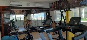 een fitnessruimte met 2 hometrainers en een loopband bij Portamaris Resort Private Apartment 201 in Aquiraz