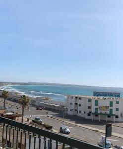 uma varanda com vista para a praia e para o oceano em ATTICO GALILEI D. em Gallipoli