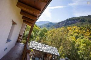 - un balcon offrant une vue sur les montagnes dans l'établissement La casa di Chiara, à Marmora