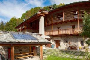 une grande maison avec des panneaux solaires sur le toit dans l'établissement La casa di Chiara, à Marmora