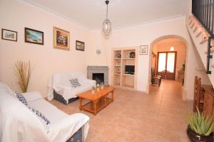 Elle comprend un salon doté d'un mobilier blanc et d'une cheminée. dans l'établissement Casa Sa Raval 082 by Mallorca Charme, à Maria de la Salut