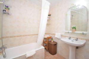 une salle de bain avec une baignoire et un lavabo et une baignoire tubermottermott dans l'établissement 082 Casa Sa Raval ETV7915 by Mallorca Charme, à Maria de la Salut 18 autres photos