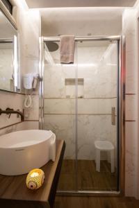 uma casa de banho com um lavatório e um chuveiro em Wellness Home Crisalide SPA em Fasano