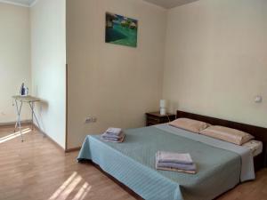 a bedroom with a bed and a desk at Apartments On Beregovskaya 3 in Mukacheve