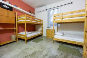 ルキリョにあるCasa Coralの二段ベッド2台と窓が備わる客室です。