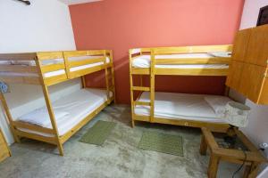 Habitación con 2 literas en una habitación en Casa Coral en Luquillo
