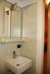 y baño con lavabo y espejo. en B&B Mare Monti Miniere, en Iglesias