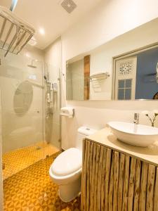 a bathroom with a sink and a toilet and a shower at Mosquito Boutique Hotel Zona Colonial in Santo Domingo