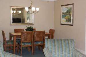a dining room with a table and chairs at Blue Tree Resort at Lake Buena Vista in Orlando
