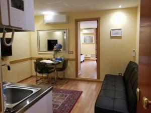 A kitchen or kitchenette at Central Madrid Atocha Apartments