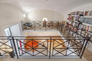eine Treppe in einem Haus mit Bücherregalen in der Unterkunft Casa Bormioli - Maison de Charme in Procida