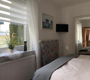 Ένα ή περισσότερα κρεβάτια σε δωμάτιο στο Gästehaus Alwine Wohnung 7