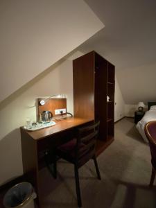 un escritorio en una habitación de hotel con 1 cama y 1 dormitorio en Clifton House Brighton en Portslade